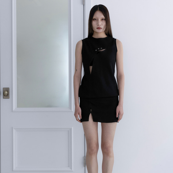 [결] Front slit mini skirt black